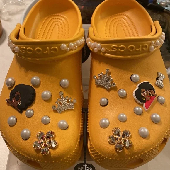Queendom Crocs - Picture 4 of 5